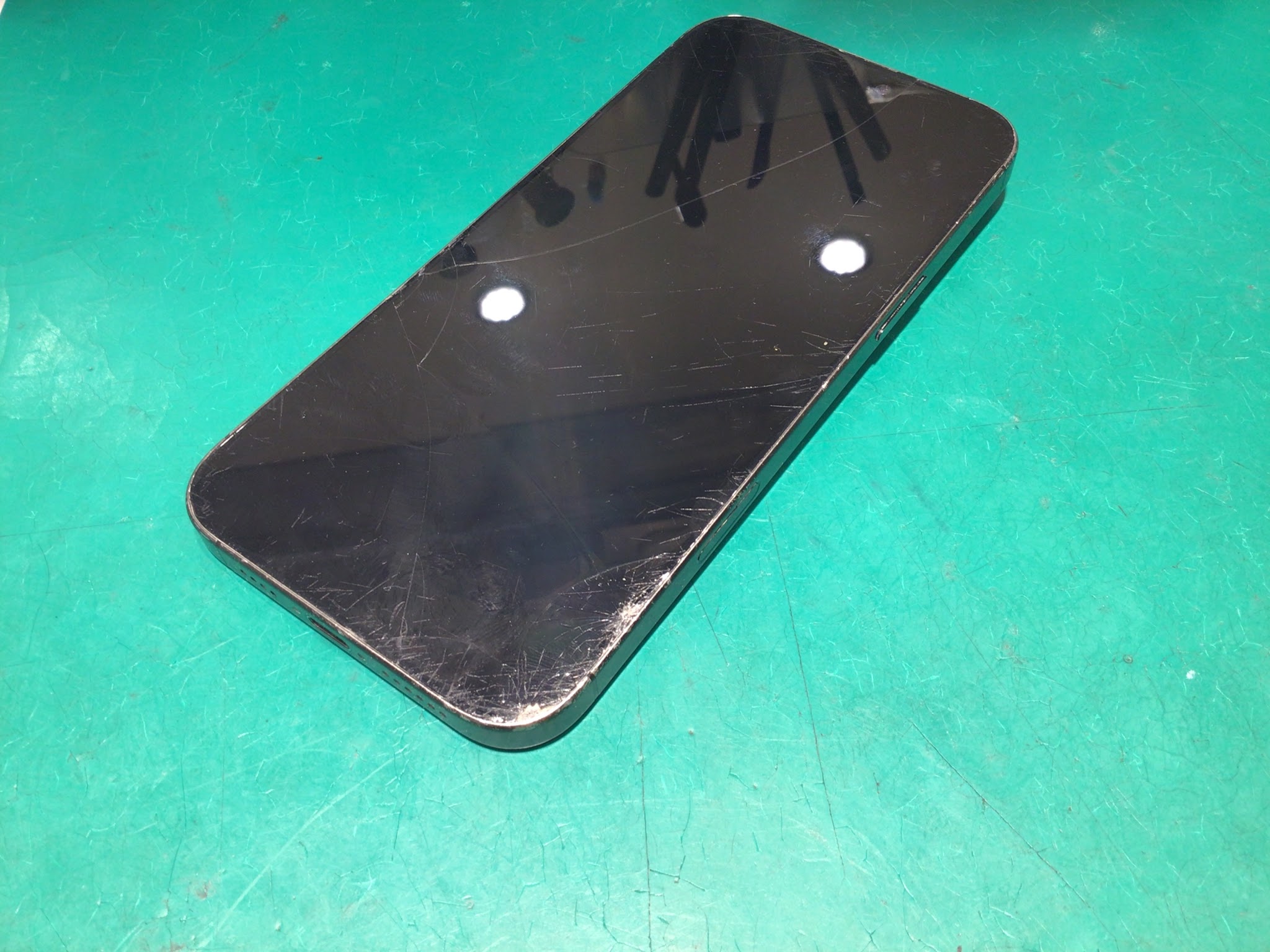 落としてしまって画面割れ！そんな時はスマホ修理工房グランデュオ蒲田店で修理を承っております！
